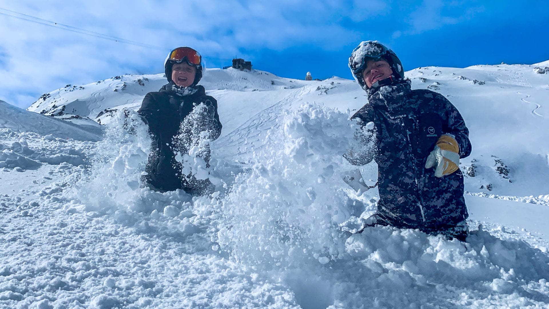 zwei kinder spielen im Schnee