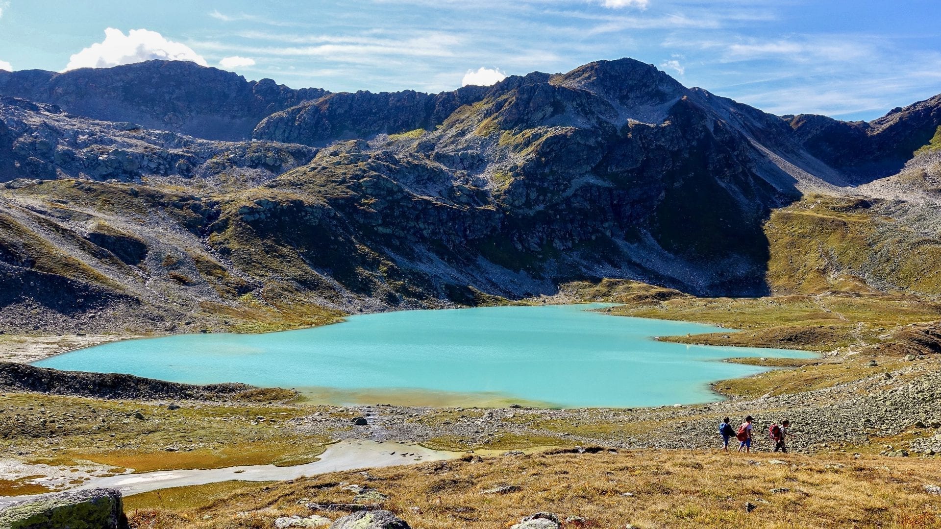 three kids hiking in Jöriseen in Davos